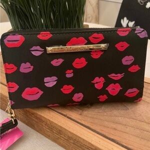 BETSEY JOHNSON BLACK  “HOT RED & PINK ” LIPS  WRISTLET / WALLET!